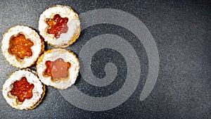 Jammy dodger, occhi di bue, cookies with jam and powdered sugar