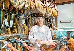 Jamoneria worker looking at camera and speaking