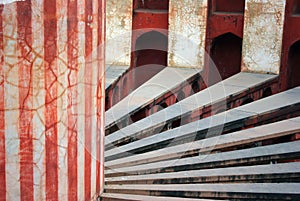 Jantar Mantar, Delhi interior radials and column