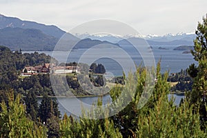 Januar 26, 2024. Panoramic view of the Llao Llao Hotel from the Circuito Chico viewpoint. View of Lake Perito Moreno. photo