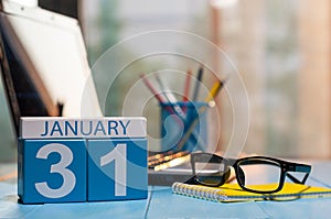 Enero 3131 de un mes calendario sobre el lugar de trabajo. sobre el. vacío espacio 