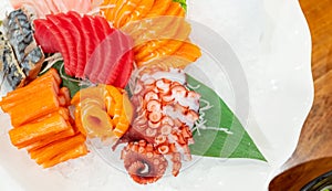 Japonec jídlo sada. losos tuňák obří chobotnice a krab hole sloužit drcené v bílý deska na restaurace 