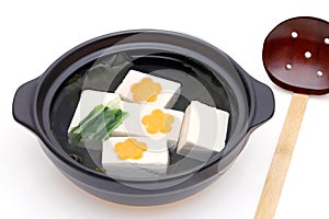 Japanese food, Yudofu in a donabe bowl