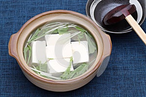 Japanese food, Yudofu in a donabe bowl