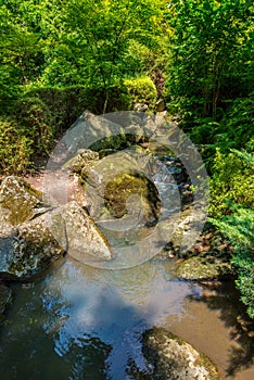 Japonec zahrada potok a kameny v 