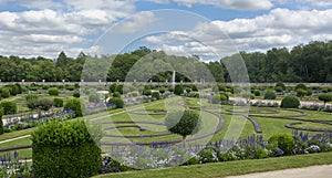 Jardin Ã  la franÃ§aise sous un beau ciel dans les chateaux de la Loire