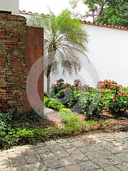 JardÃÂ­n Tropical Casa Colonial Suelo Empedrado photo