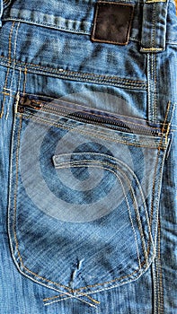 Jeans pocket with seam and rack and pinion