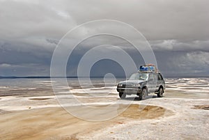 Jeep in the salt lake salar de uyuni, bolivia