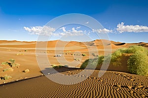 Naranja arena dunas,. hermoso naranja infinito dunas cielo azul blanco nubes. 