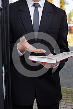 Jehovah's witness evangelizing