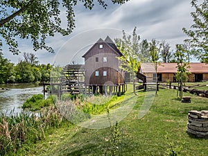 JELKA, SLOVENSKO - 9. května 2020 - Historický dřevěný vodní mlýn na Malém Dunaji.
