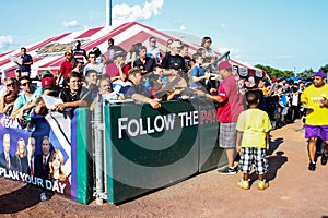 Jermaine Wiggins signs autographs