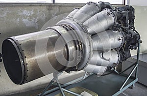 Jet engine with multiple combustion chambers