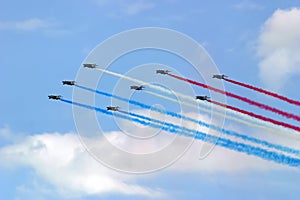 Jets formation with color smoke