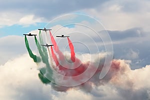 Jets formation with color smoke