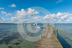 Muelle sobre el en laguna 