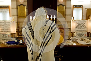 praying in a synagogue photo