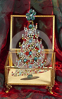 Drahokamy drahokamu vianočný stromček odprýskávání von z zlato sklo šperky kabica. viery z bubliny v 