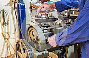 A jeweler using a Jewerly laminator machine.