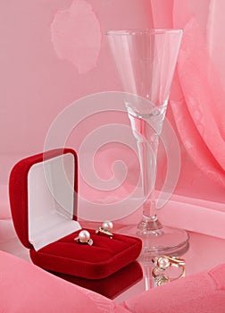 The jewellery on the mirror