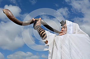 Jewish man blow Shofar