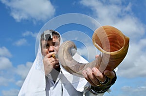 Jewish man blow Shofar