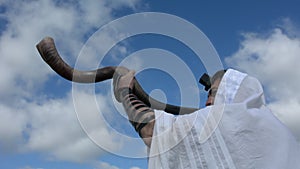 Jewish man blow Shofar