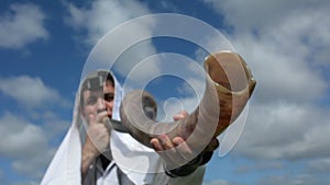 Jewish man blow Shofar