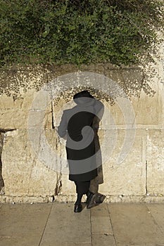 A jewish man is praying in Jerusalem