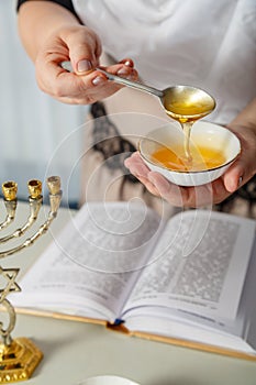 A Jewish woman performs superstition conspiracies before the wedding with honey in order to be desirable for her husband