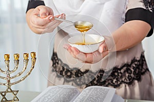 A Jewish woman performs superstition conspiracies before the wedding with honey in order to be desirable for her husband