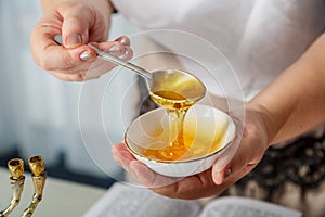 A Jewish woman performs superstition conspiracies before the wedding with honey in order to be desirable for her husband