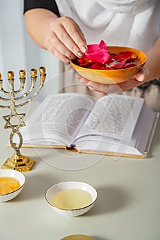 A Jewish woman performs superstition conspiracies before the wedding with honey in order to be desirable for her husband