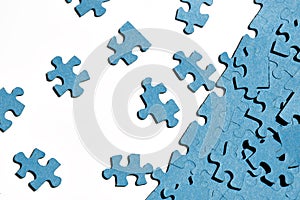 jigsaw puzzles on white background, partially assembled mosaic, many pieces of jigsaw puzzles, the concept of laborious work, fin photo