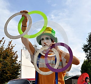 Joggling clown artist in Italy