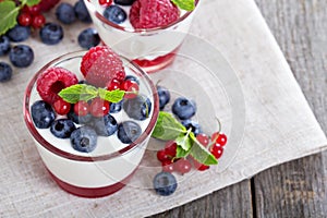 Jogurt and jelly dessert with berries