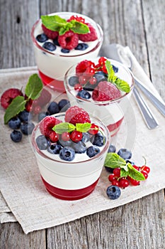 Jogurt and jelly dessert with berries