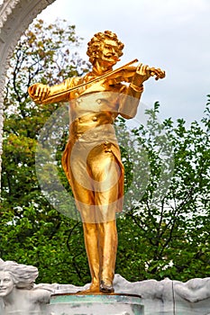 Johann Strauss statue at Stadtpark in Vienna photo