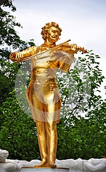 Johann strauss statue in vienna