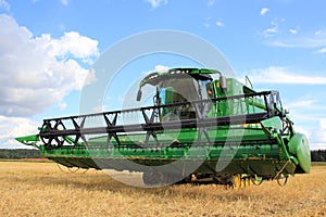 John Deere Harvester S670i with header 625r