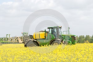 John Deere R4040i sprayer spraying in RSO field