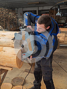 Joiner sawing wood with a chainsaw