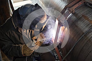 Jointing of large diameter pipes together using a chain of centralizer