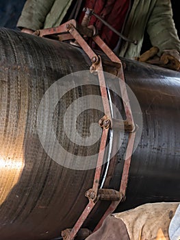 Jointing of large diameter pipes together using a chain of centralizer
