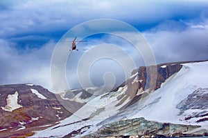 Hubschrauber bringt wissenschaftler a extrem touristen auf der grausam Polar- inseln 