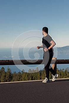 Joven morena corriendo al aire libre photo