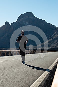 Joven morena corriendo al aire libre photo