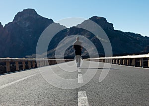 Joven morena corriendo al aire libre photo