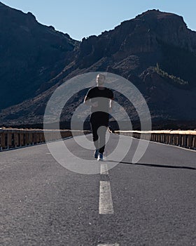 Joven morena corriendo al aire libre photo